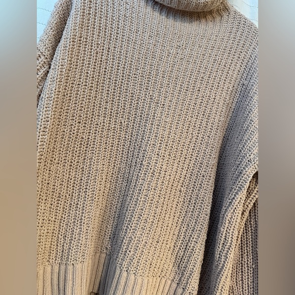 Aerie Oversized Soft Beige Mock Neck Sweater Size Small - Picture 3 of 7